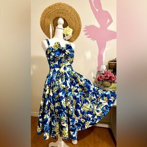 Unique Vintage Blue and yellow floral swing dress. Large. EUC